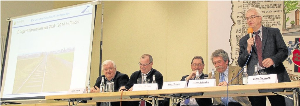 Ulrich Neuroth am Mikrofon. Links neben ihm Joachim Schmidt, der beide Informationsveranstaltungen moderierte und gleich zu Beginn die Regeln für die Fragerunden aufstellte, an die sich die Besucher weitgehend hielten. Fotos: Uli Pohl