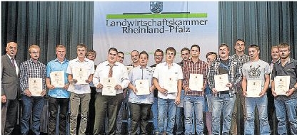 Bei der Abschlussfeier der Auszubildenden in den grünen Berufen im Kammerbezirk Koblenz erhielten auch diese Landwirte ihr Prüfungszeugnis. Darunter waren fünf Absolventen aus dem Kreis Mayen-Koblenz. Foto: Israel