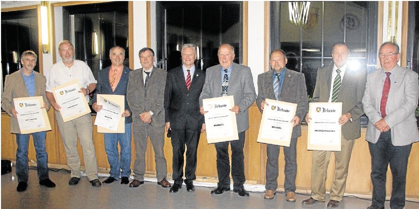 Landrat Frank Puchtler zeichnete die Vertreter der Siegergemeinden des Wettbewerbs „Unser Dorf hat Zukunft“ aus.