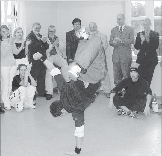Schwungvoller Break-Dance stand im Mittelpunkt der Feiern zum zehnjährigen Bestehen des Fördervereins für das Diezer Jugendzentrum. Foto: Carolin Bingel