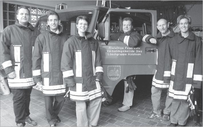 Sind froh, wenn die Alarmsirenen in Holzheim auch weiterhin stumm bleiben: Die aktiven Feuerwehrfrauen und -männer um Wehrführer Dirk Weber (dritter von rechts) und den Ehrenvorsitzenden Arno Fetter (zweiter von links). Foto: Uli Pohl