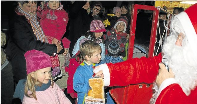 Mit großer Spannung war beim Holzheimer Weihnachtsmarkt der Auftritt des Nikolauses erwartet worden, der wirklich für jedes Kind eine Überraschung im Gepäck hatte.Foto: Anika Recktenwald