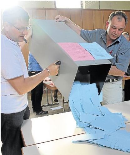 Massenhaft Stimmen durften bei der Kommunalwahl wie bei der Auszählung in Altendiez sortiert und vermeldet werden. Foto: Andreas Galonska