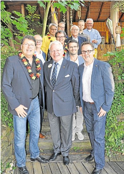 Der Holzheimer Dirk Pumplun hat in Anwesenheit des District Governors Günther Radspieler das Präsidentenamt der Lions Limburg-Domstadt von Udo Triesch (vorn, von links) übernommen. Dahinter sind weitere Mitglieder des neuen Vorstands zu sehen.