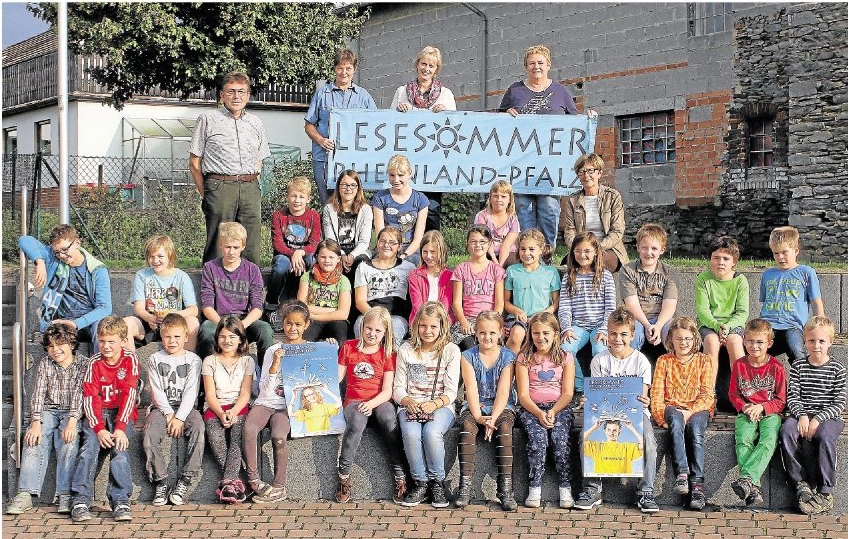 Zusammen mit dem Team der Gemeindebücherei und Ortsbürgermeister Werner Dittmar feierten die Mädchen und Jungen den Abschluss des Lesesommers, der in Holzheim viele Kinder zum Schmökern gebracht hat.