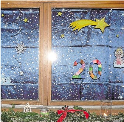 Dekorierte Fenster, wie beispielsweise dieses mit der Zahl 20, wiesen beim lebendigen Adventskalender in Holzheim den Weg.